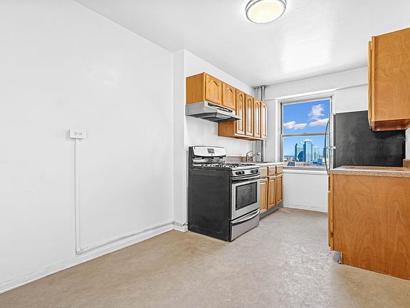 3rd image of 568 Grand St APT J1502