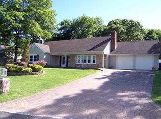 8 Wycomb Pl, Coram, NY 11727