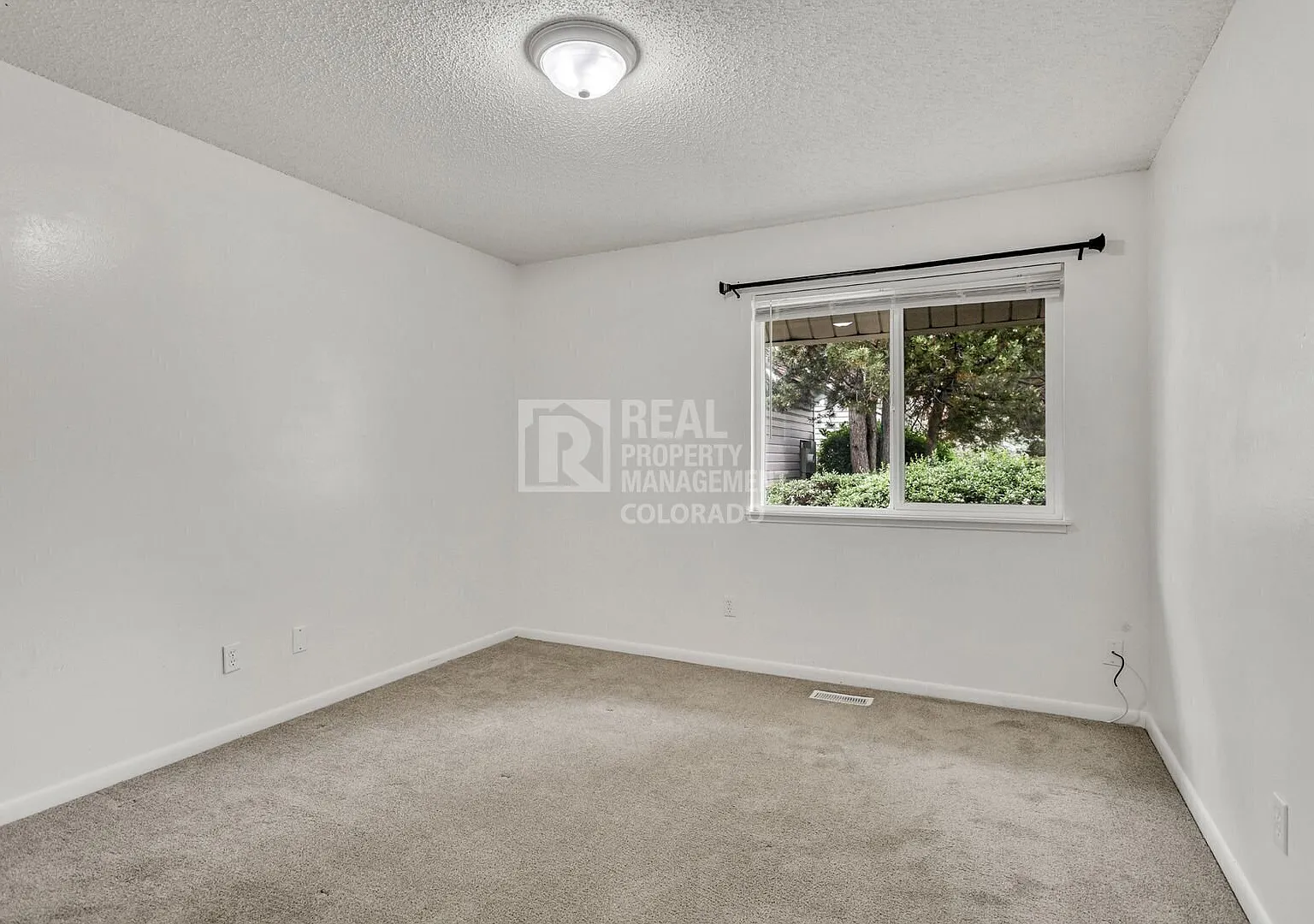 Spacious 2-Bedroom Condo with Loft in Heather Ridge — Photo 4