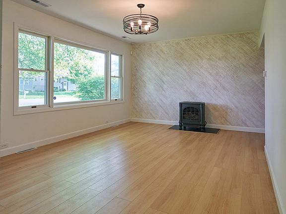 5th image of 384 Maplewood Dr