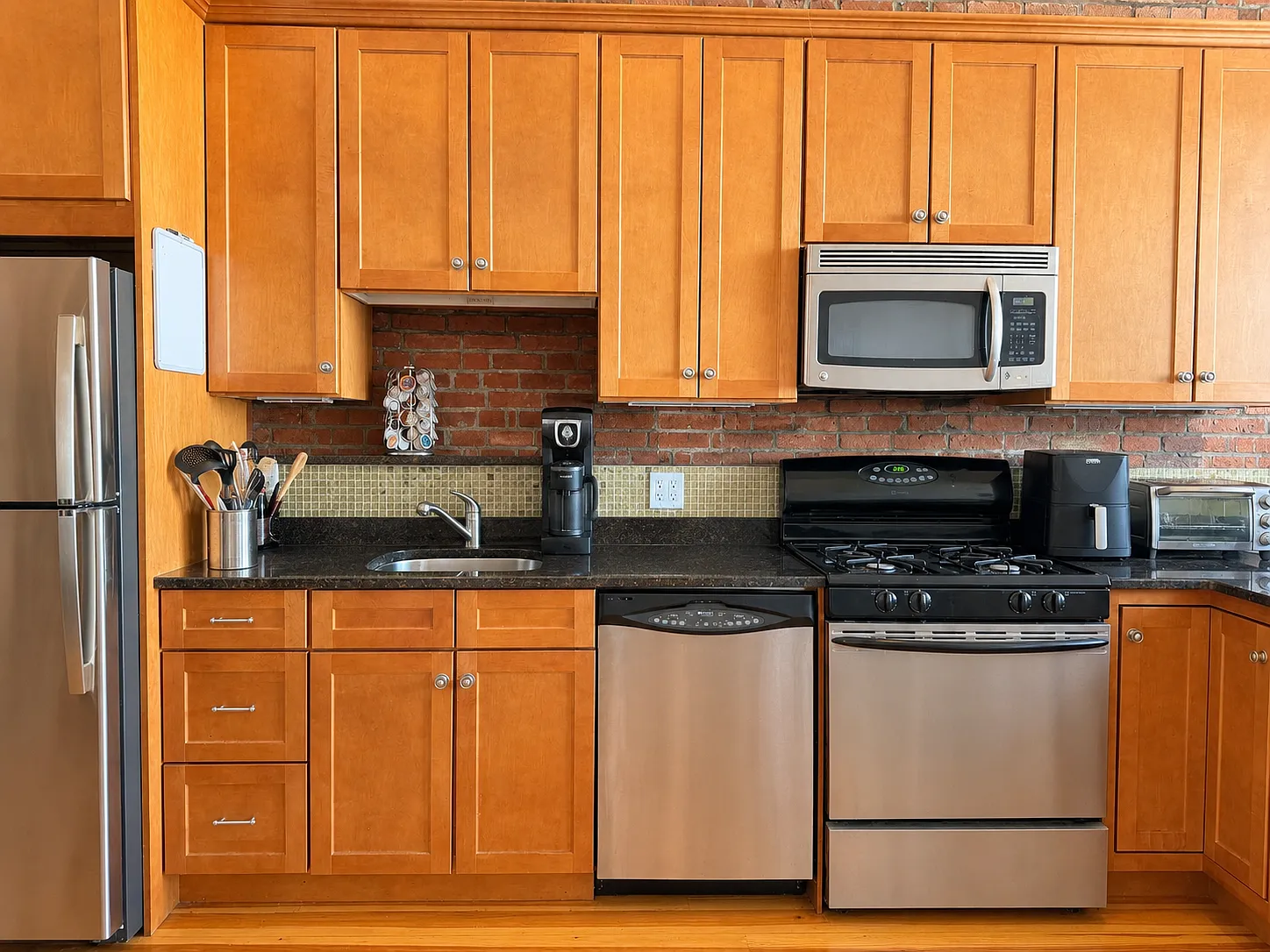 2 bed, 1.5 bath, 861 sqft, $3,600 — Photo 3