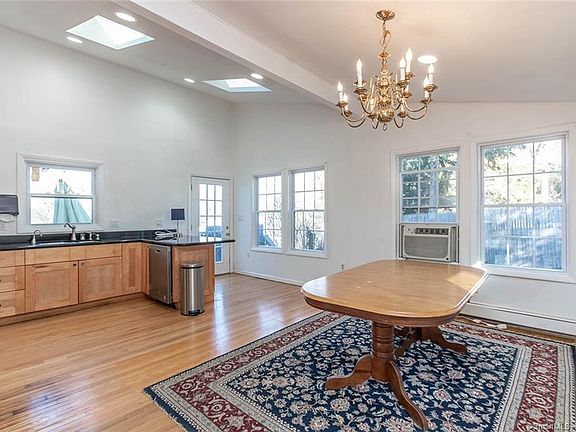 4th image of 420 Lakeview Dr