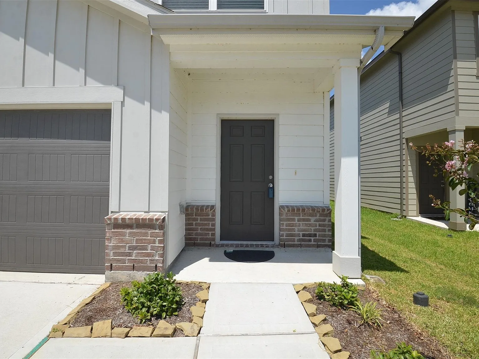 3 bed, 2.5 bath, 1615 sqft, $2,100 — Photo 2