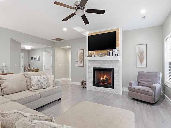 3rd image of 226 Oak Brook Ln