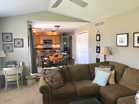 2nd image of 218 Apple Blossom Ln