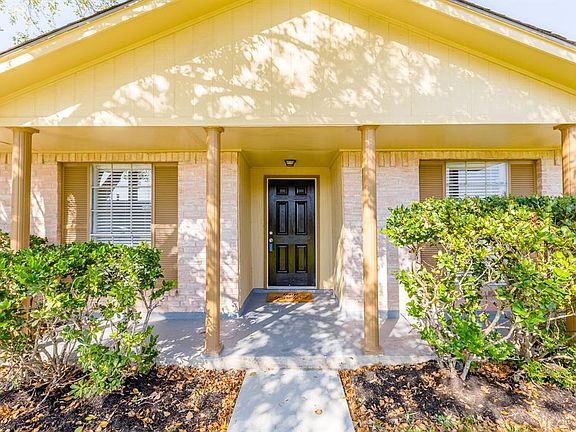 This home boast a new front door and a new roof!