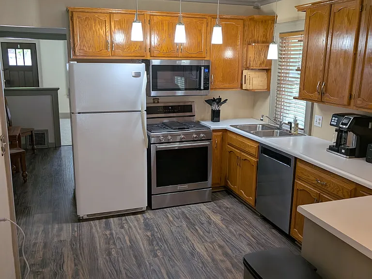 1809 S Summit Ave — Photo 2