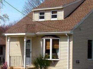 32 Schoolhouse Rd, Warren, RI 02885