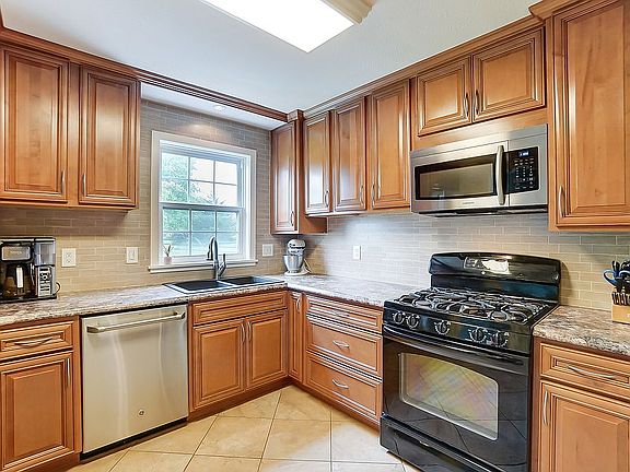 5th image of 6696 Woodland Trace Ct