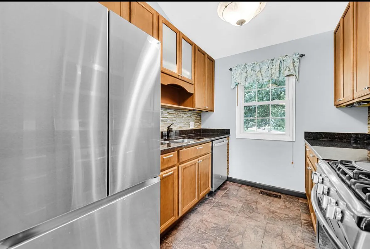 3 bed, 1080 sqft, $3,000 — Photo 2