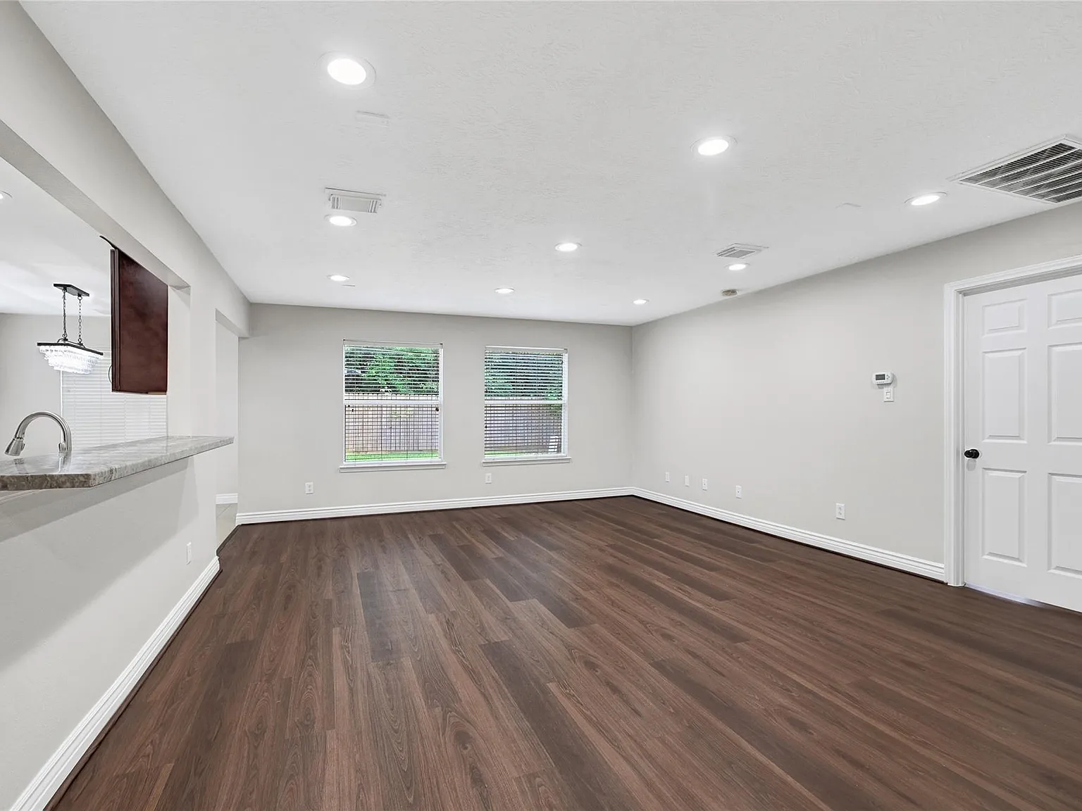 4 bed, 3.5 bath, 2806 sqft, $2,400 — Photo 3