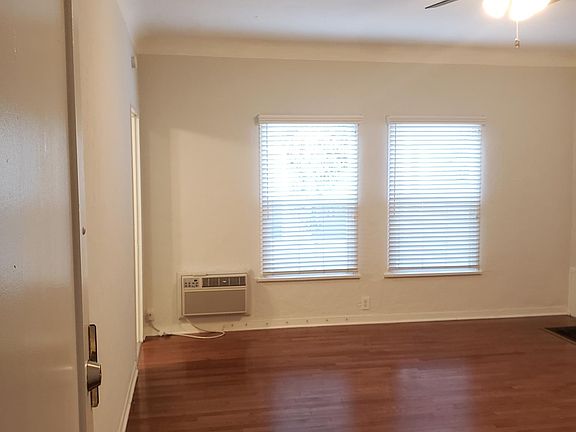 Living room (view 1)