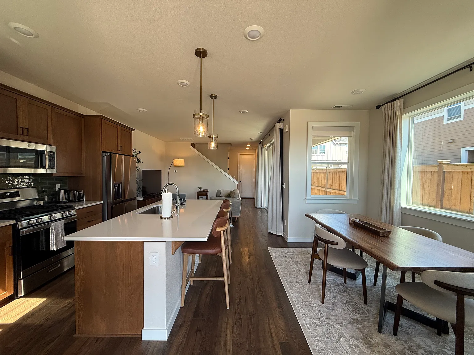 3 bed, 2.5 bath, 1450 sqft, $3,995 — Photo 2