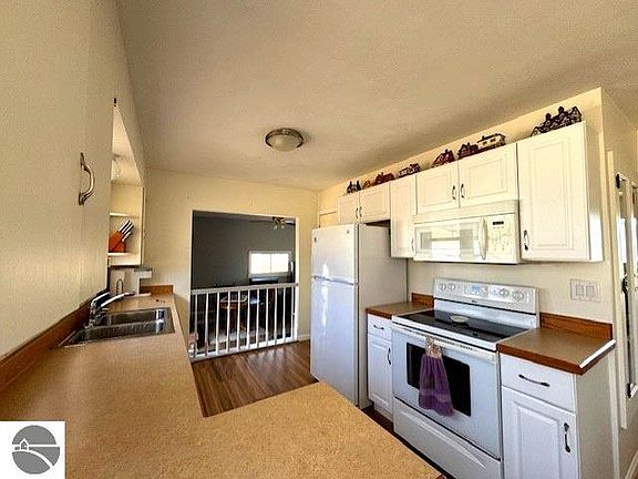 4th image of 214 Grafton Ave