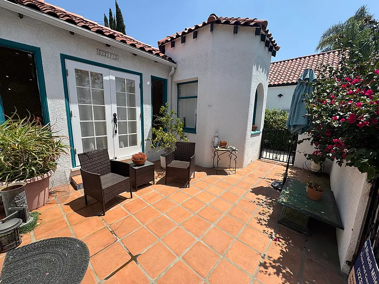 6273 Del Valle Dr — Photo 1