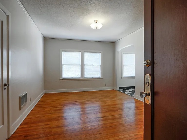 2503 NW Raleigh St — Photo 3