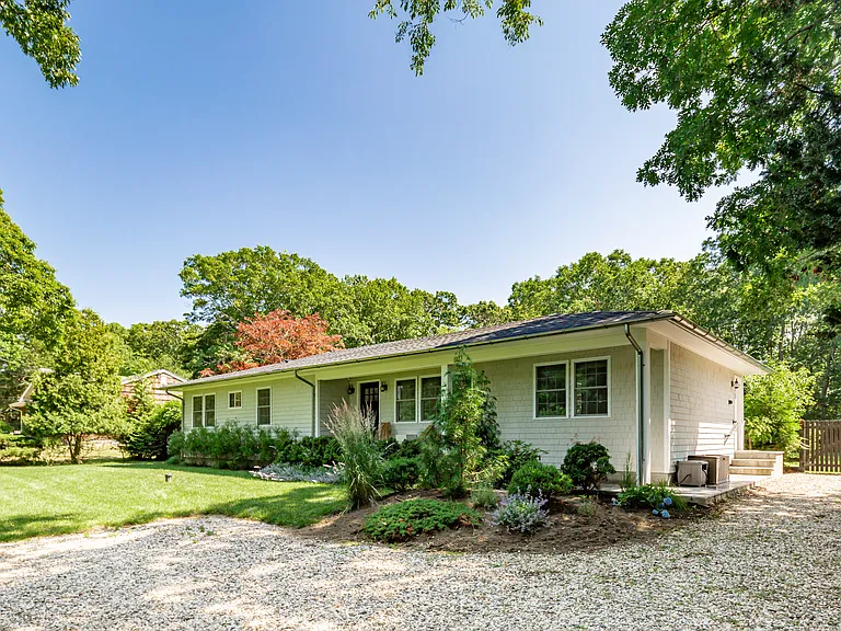 22 Sandra Rd — Photo 2