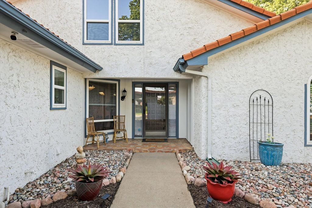 913 Harwood Ter, Bedford, TX - View 4