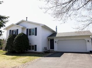 1304 Pondview Ct, Shakopee, MN 55379