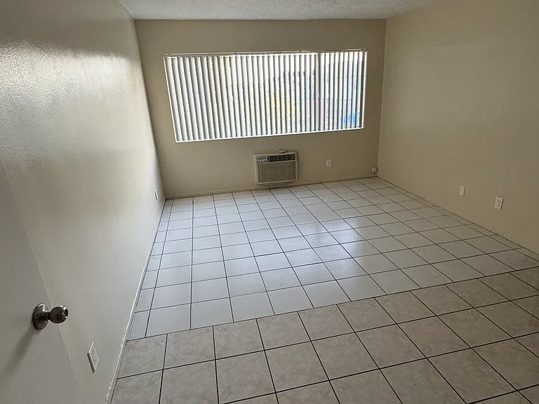 1193 N Ardmore Ave #9 — Photo 6