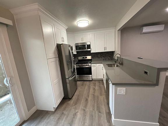 3rd image of 906 Burbank Dr APT 19