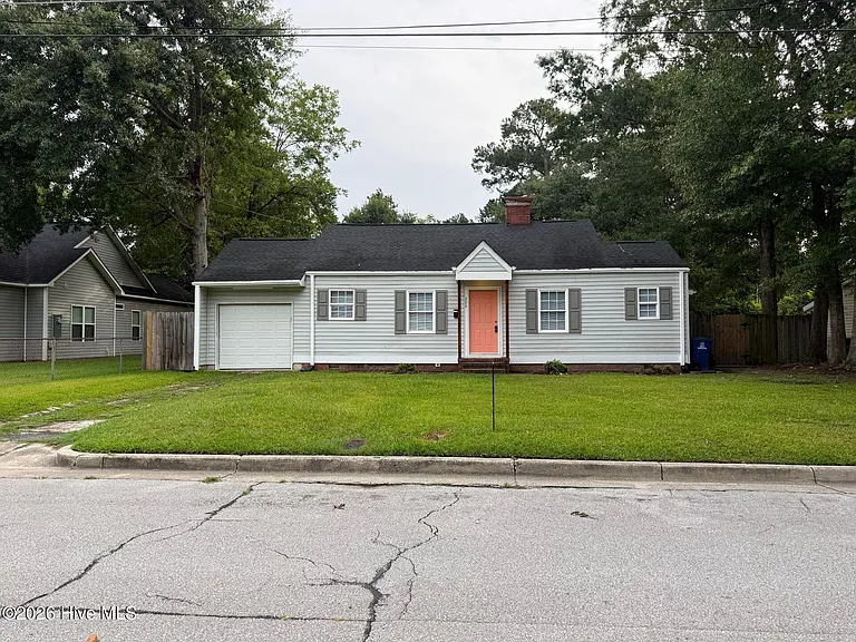 206 Queens Rd — Photo 1