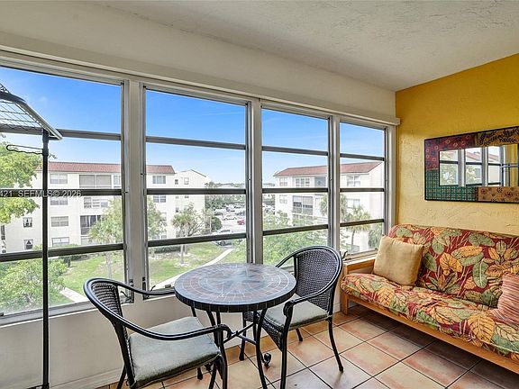 5th image of 2811 Somerset Dr APT 405