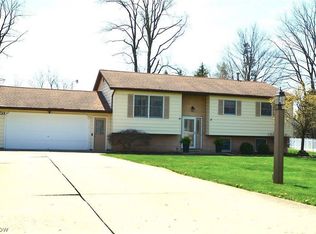 145 Mapleview Ct, New Middletown, OH 44442