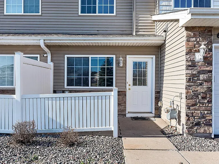 3 bed, 2.5 bath, 1472 sqft, $1,950 — Photo 3