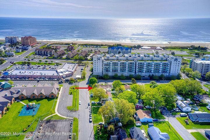 WALKING distance to the beach