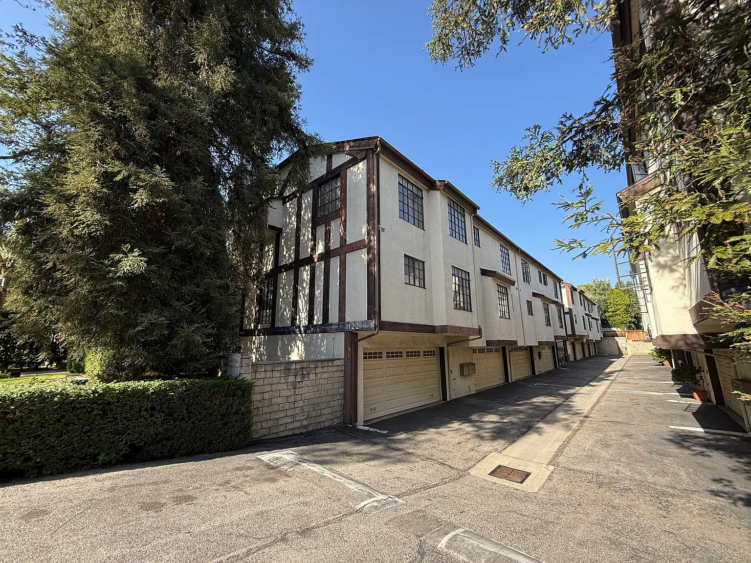 1122 Campbell St — Photo 1