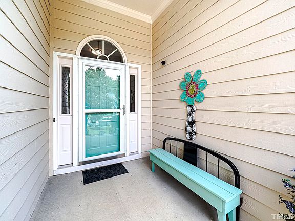 3rd image of 302 Abbey Oak Ln
