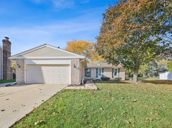 285 Stockport Ct, Roselle, IL 60172