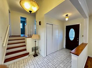 906 Bromton Dr, Westbury, NY 11590