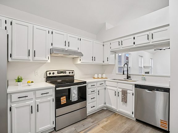 4th image of 805 Bexhill Ct N
