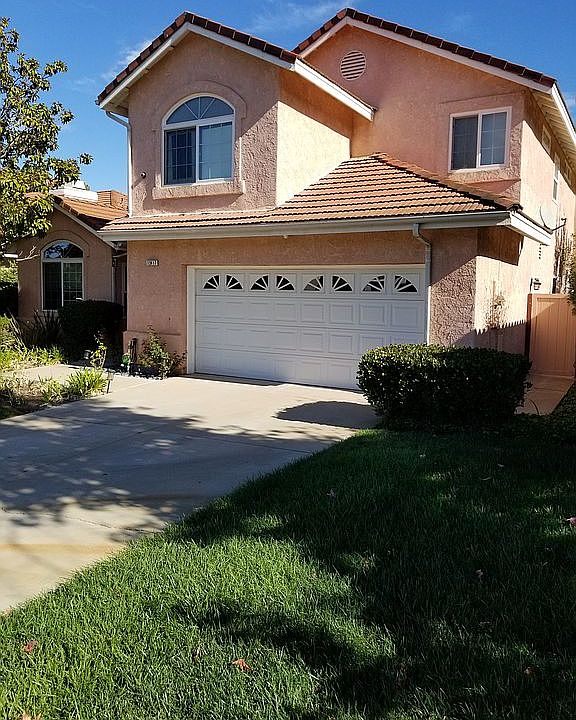 Home facade along cul-de-sac