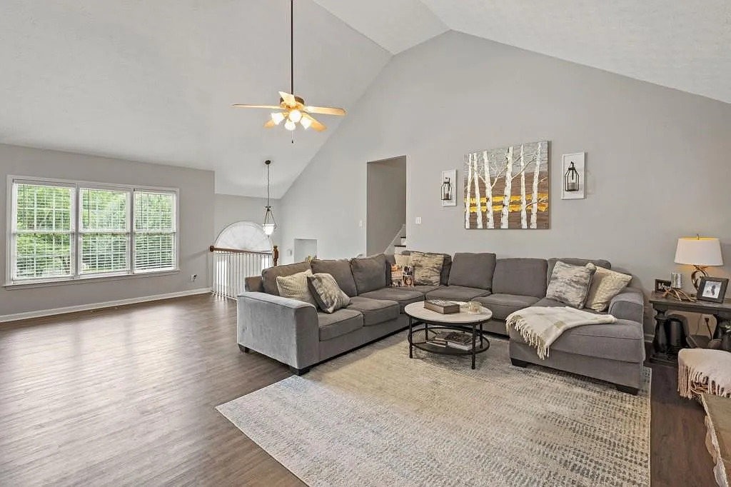 4 bed, 3.0 bath, 2343 sqft, $2,900 — Photo 4