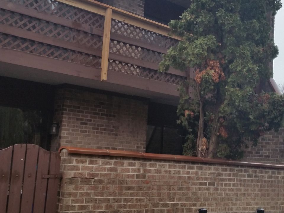 Three level townhouse in quiet Kennnington Square community.