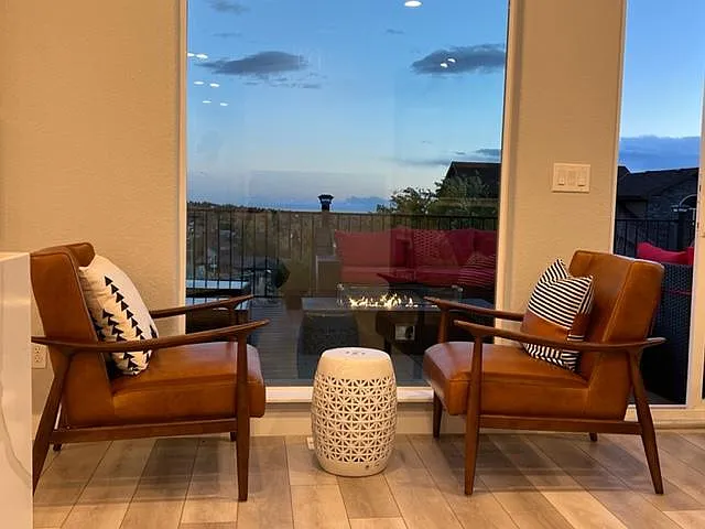 Lounge area between kitchen and living room