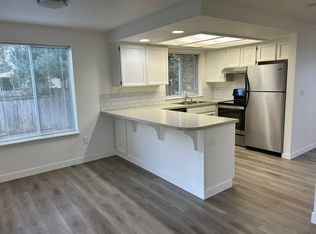 Large 2 Bed Duplex with Walk In Closets/Private Back Yard - Mt View Area, Vancouver, WA 98683