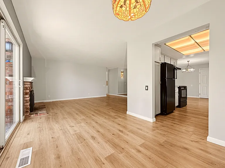 934 Kern Ct — Photo 5