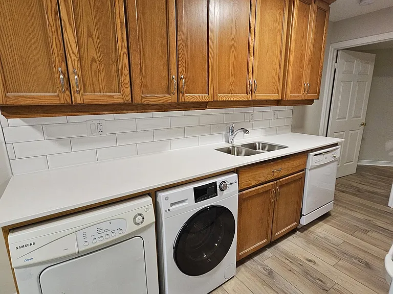 300 Princess Ave — Photo 20