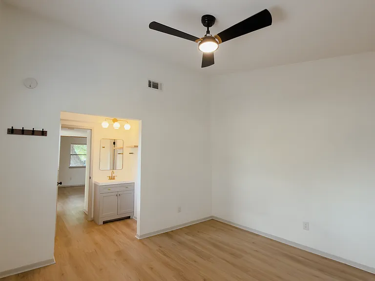 7004 Oak Meadow Cir #B — Photo 6