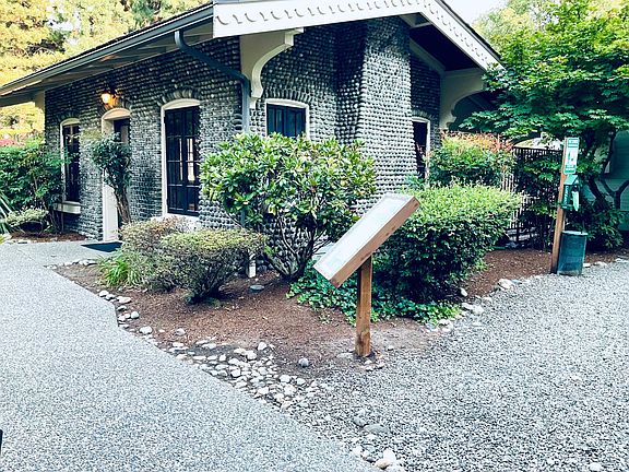 Historic cabana and small park for dogs