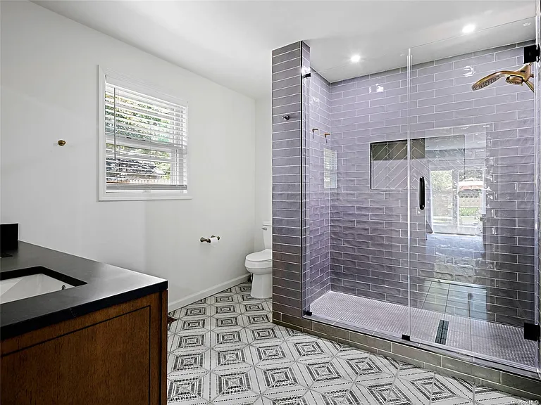 4 White Ln — Photo 8