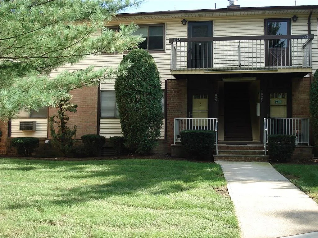 1027 Cricket Ln photo 1