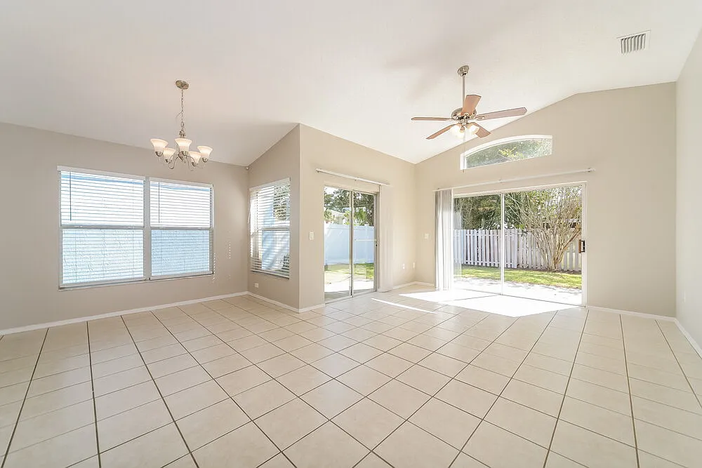 3 bed, 2.0 bath, 1392 sqft, $2,275 — Photo 3