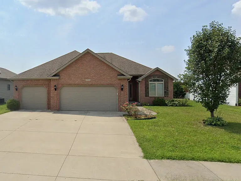 5735 Victory Dr — Photo 1