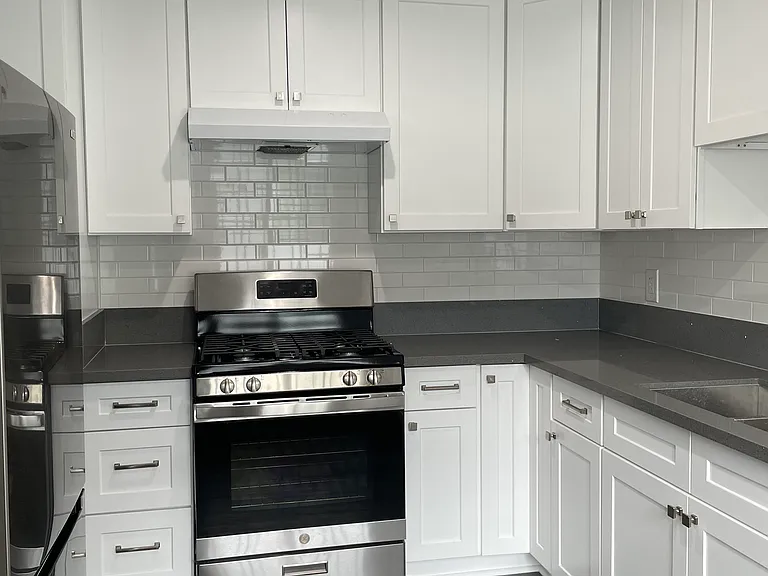 711 W 81st St #6 — Photo 2