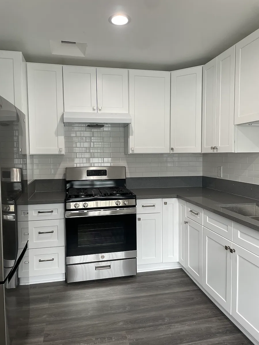 Building Photo - 711 W 81st St #6
